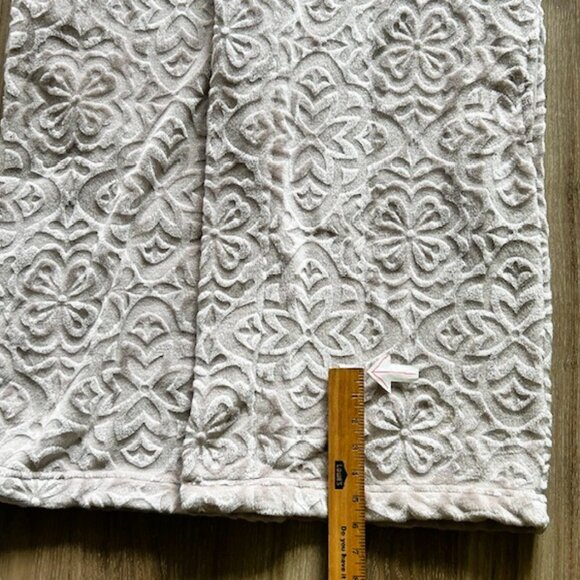 Daydreams Nightgown Robe Ladies M Beige Extra Soft Calf Length. - Picture 8 of 9